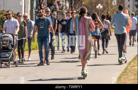 Die Menschen genießen Sie einen Nachmittag auf dem Atlanta Mittelleiste, einem beliebten Urban Trail in Atlanta, Georgia. (USA) Stockfoto