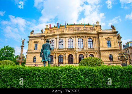 Das Rudolfinum ist ein Auditorium und eine der wichtigsten neo-renaissance Gebäude in Prag. Es ist durch den Fluss an Jan Palach Square gelegen Stockfoto