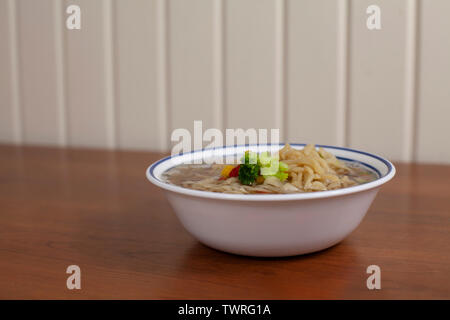 Nahaufnahme von einer Portion scharfen ramen Brokkoli und maissuppe Stockfoto