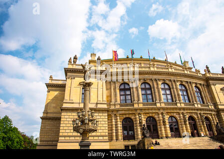 Das Rudolfinum ist ein Auditorium und eine der wichtigsten neo-renaissance Gebäude in Prag. Es ist durch den Fluss an Jan Palach Square gelegen Stockfoto