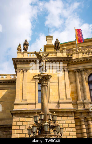 Das Rudolfinum ist ein Auditorium und eine der wichtigsten neo-renaissance Gebäude in Prag. Es ist durch den Fluss an Jan Palach Square gelegen Stockfoto