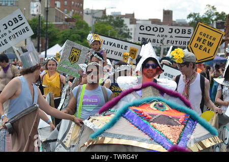 Brooklyn, NY: Tausende von Menschen auf der 37. jährlichen Mermaid Parade bei Coney Island in Brooklyn, nahmen am 22. Juni 2019. Stockfoto