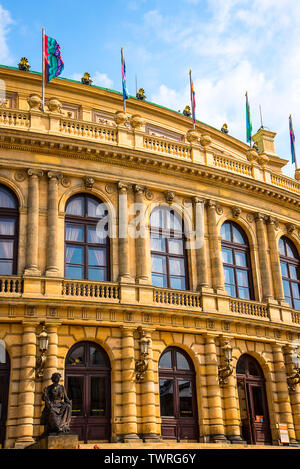 Das Rudolfinum ist ein Auditorium und eine der wichtigsten neo-renaissance Gebäude in Prag. Es ist durch den Fluss an Jan Palach Square gelegen Stockfoto