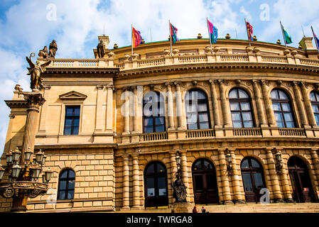 Das Rudolfinum ist ein Auditorium und eine der wichtigsten neo-renaissance Gebäude in Prag. Es ist durch den Fluss an Jan Palach Square gelegen Stockfoto