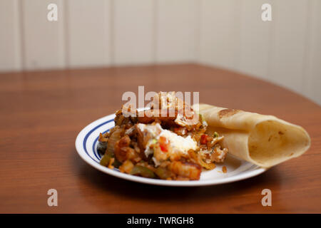 Veggie fajita Befestigungen und ein Mehl Tortilla auf einer kleinen Servierteller Stockfoto