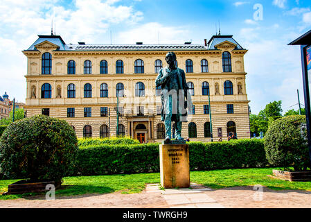 Das Rudolfinum ist ein Auditorium und eine der wichtigsten neo-renaissance Gebäude in Prag. Es ist durch den Fluss an Jan Palach Square gelegen Stockfoto