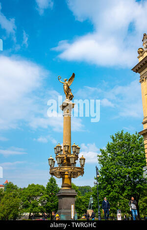 Das Rudolfinum ist ein Auditorium und eine der wichtigsten neo-renaissance Gebäude in Prag. Es ist durch den Fluss an Jan Palach Square gelegen Stockfoto