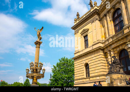 Das Rudolfinum ist ein Auditorium und eine der wichtigsten neo-renaissance Gebäude in Prag. Es ist durch den Fluss an Jan Palach Square gelegen Stockfoto