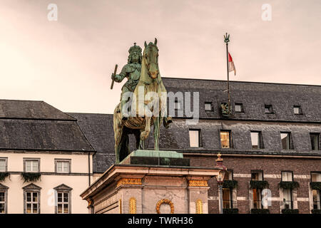 Jan Wellem Denkmal auf dem Marktplatz in der Altstadt von Düsseldorf in Deutschland. Stockfoto