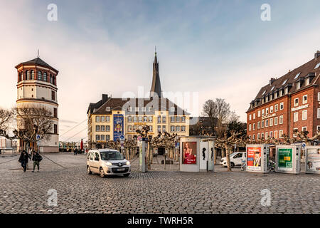 Düsseldorf, Deutschland - Jan 29, 2018: Blick auf Burg Turm jetzt Maritime Museum und Brauerei Gebäude, Burgplatz am Rhein in Dusseldo Stockfoto