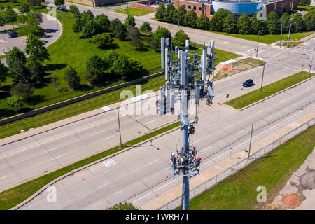 Detroit, Michigan - Arbeitnehmer Ausrüstung auf einem Handy Kommunikation Turm für T-Mobile installieren. Stockfoto