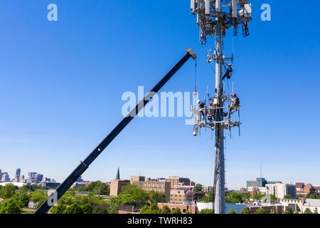 Detroit, Michigan - Arbeitnehmer Ausrüstung auf einem Handy Kommunikation Turm für T-Mobile installieren. Stockfoto