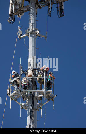 Detroit, Michigan - Arbeitnehmer Ausrüstung auf einem Handy Kommunikation Turm für T-Mobile installieren. Stockfoto