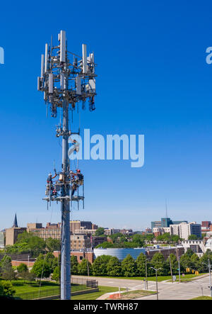 Detroit, Michigan - Arbeitnehmer Ausrüstung auf einem Handy Kommunikation Turm für T-Mobile installieren. Stockfoto