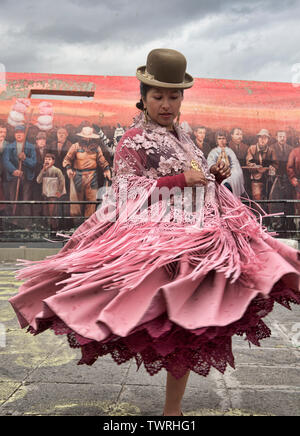 Cholita tanzen im Gran Poder Festival, La Paz, Bolivien Stockfoto