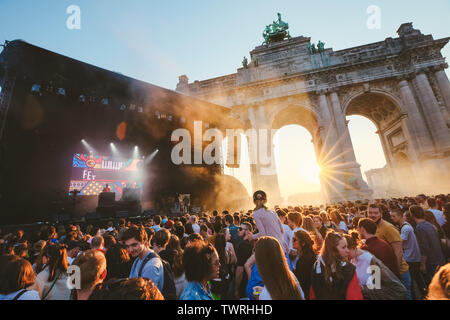 Brüssel, Belgien. 22. Juni, 2019. Die Menschen genießen Sie Musik während der 2019 Fete de la Musique (Tag der Musik) im Park des fünfzigsten Jahrestages in Brüssel, Belgien, 22. Juni 2019. Das 4-Tag Musik Festival eröffnet am Donnerstag an vielen Orten in Brüssel und Wallonien Region in Belgien die Sommersonnenwende zu feiern. Credit: Zhang Cheng/Xinhua/Alamy leben Nachrichten Stockfoto