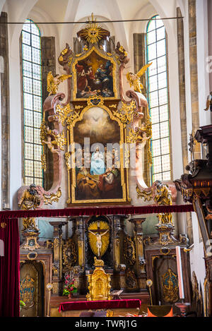 Die Kirche des Heiligen Geistes ist eine Katholische Pfarrkirche. Die gotische Gebäude hat einen Turm an der Nordseite, die barocken Stil geändert wurde. Stockfoto