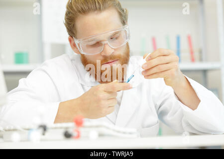 Wissenschaftler Anhängen einer Einweg Tipp zu einer Mikropipette Stockfoto