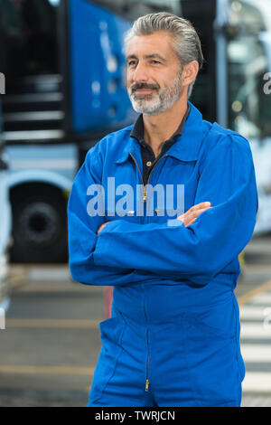 Schwere Lkw und Bus Mechaniker posing Stockfoto