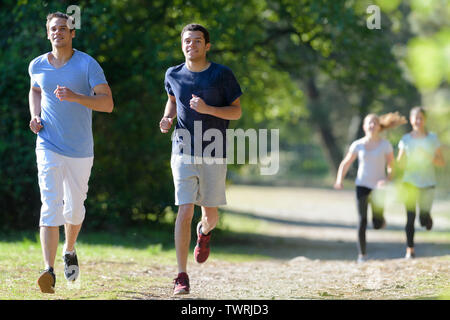 Gesunde, junge Menschen, die auf Mountain Trail am Morgen Stockfoto