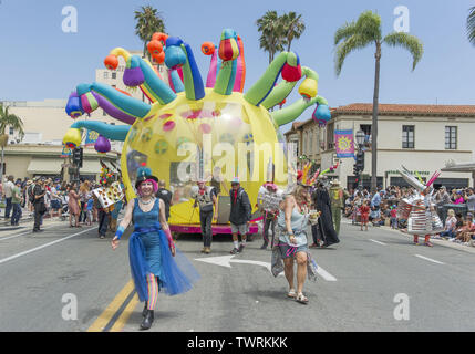 Santa Barbara, Kalifornien, USA. 23. Juni 2019. Die 45. jährliche Sommer Solstice Parade, mit Musikern, Tänzern und anderen Parade die Teilnehmer in bunt und funky Kostüme, sowie Personen, die mit Schwimmern, macht seinen Weg bis der State Street. Schätzungsweise 100.000 Menschen wurden erwartet, um die 1,3 Kilometer lange Parade statt, die das Thema 'hatte sich wundern. Credit: PJ Heller/ZUMA Draht/Alamy leben Nachrichten Stockfoto