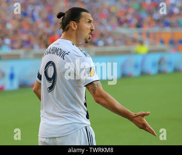 Cincinnati, Ohio, USA. 22. Juni, 2019. Zlatan Ibrahimovic der LA Galaxy reagiert, während ein MLS-Fußball-Spiel zwischen dem FC Cincinnati und Los Angeles Galaxy an Nippert Stadion in Cincinnati, Ohio. Kevin Schultz/CSM/Alamy leben Nachrichten Stockfoto