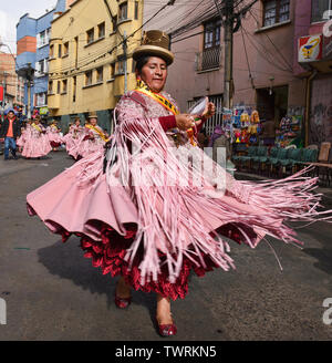 Cholita tanzen im Gran Poder Festival, La Paz, Bolivien Stockfoto