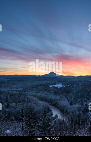 Farbe bricht über Mt Hood und gefrorenen Wald unten in zentralen Oregon Stockfoto