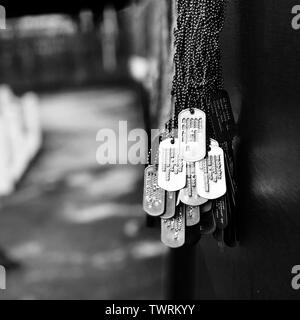 Eine Sammlung von Dog Tags von gefallenen Vietnam Krieg Soldaten hängen an der Wand Stockfoto