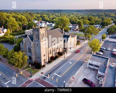 Drone Ansicht einer Kirche in Concord, North Carolina, die an einem Abend bei Sonnenuntergang Stockfoto