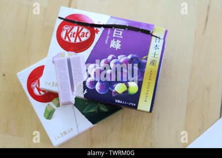 Packungen mit japanischen Kitkat Schokolade in der Traube und Minze Aroma auf einer hölzernen Tisch Stockfoto