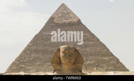 Nahaufnahme der Sphinx mit der Pyramide des khafre im Hintergrund in Gizeh Stockfoto