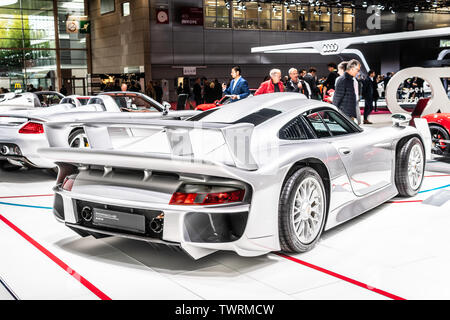 Paris, Frankreich, 02.Oktober 2018 silber Porsche 911 GT1 street Version 1997 mit 996 style Frontscheinwerfer, Mondial Paris Motor Show, von Porsche Museum Stockfoto