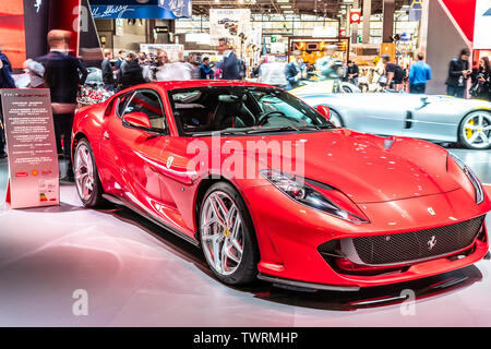 Paris, Frankreich, 02.Oktober 2018 rot metallic Ferrari 812 Superfast bei Mondial Paris Motor Show, Sportwagen von italienischen Hersteller Ferrari Stockfoto