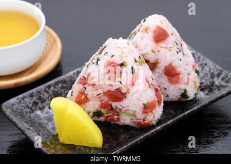 Onigiri, Japanisch essen, Reis, Reis Dreieck mit umeboshi Shirasu Stockfoto