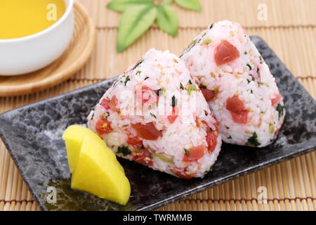 Onigiri, Japanisch essen, Reis, Reis Dreieck mit umeboshi Shirasu Stockfoto