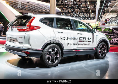 Paris, Frankreich, Oktober 03, 2018: metallic weiß alle neuen Honda CR-V AWD Hybrid bei Mondial Paris Motor Show, kompakten Crossover hergestellt von Honda Stockfoto