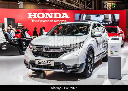 Paris, Frankreich, Oktober 03, 2018: metallic weiß alle neuen Honda CR-V AWD Hybrid bei Mondial Paris Motor Show, kompakten Crossover hergestellt von Honda Stockfoto