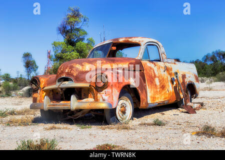 Alten, verlassenen rostigen Auto für Schrott aus Gründen der Remote outback Lightning Ridge Stadt - Zentrum der Australischen opal Bergbau. Stockfoto