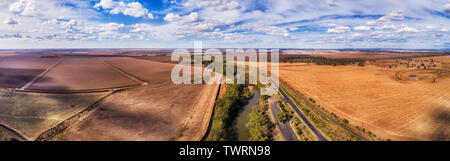 Flache Ebenen um regionale landwirtschaftliche Stadt Moree in Weizen Gürtel der ländlichen NSW-Antenne Panorama über kultivierte Farmen entlang Gwydir River und Neue Stockfoto