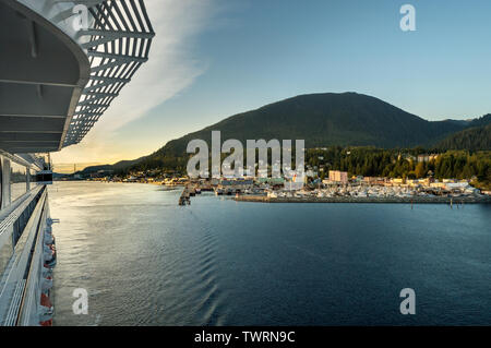 Sept. 17, 2018 - Ketchikan, AK: Blick auf die Stadt vom oberen Deck der Volendam Kreuzfahrt Schiff, wie es den Hafen verlässt am späten Nachmittag Sonne. Stockfoto