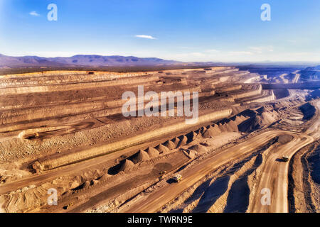 Große schwere Lastwagen mit raw Mineralien der schwarzen Kohle von unten aufgeschnitten Coal Mine in Upper Hunter Valley Liddell, Australien. Eine erhöhte Stockfoto