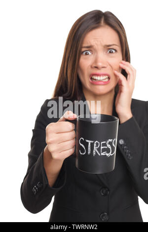 Stress Konzept. Business woman Stress zu beschäftigt. Geschäftsfrau, die in der Klage holding Kopf Kaffee trinken mehr Stress. Gemischte Rasse asiatischen kaukasischen Frauen auf weißem Hintergrund. Stockfoto