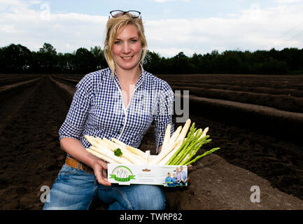 Wiemersdorf, Deutschland. Juni, 2019 21. Spargel Bauer Lena Schäfer hält eine Schachtel mit Spargel in den Händen. (Dpa' Spargelzeit in Schleswig-Holstein endet pünktlich") Credit: Frank Molter/dpa/Alamy leben Nachrichten Stockfoto