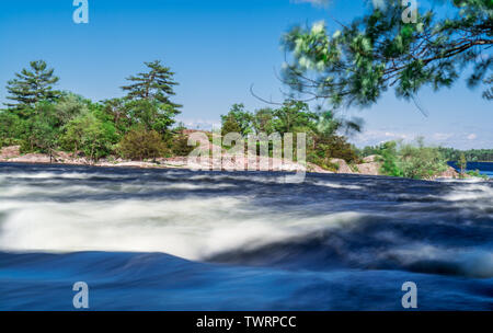 Burleigh Falls in Peterborough, Ontario, Kanada, zeigt Wasserfälle, Stromschnellen und rosafarbene Felsen Stockfoto