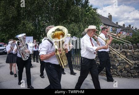 Eine Band führt während des jährlichen Karnevals. Hunderte von Partygängern auf der alle Peak District an den jährlichen Karneval Veranstaltung fand: die Hoffnung weckt und Gut, in Kostüme gekleidet, wie sie eine Parade durch die Straßen von Hoffnung in Derbyshire. Stockfoto