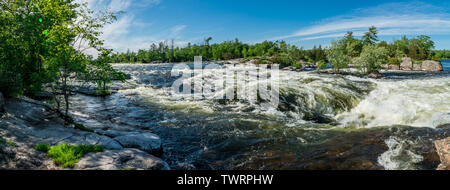 Burleigh Falls in Peterborough, Ontario, Kanada, zeigt Wasserfälle, Stromschnellen und rosafarbene Felsen Stockfoto