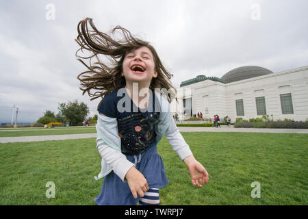 Kleine Mädchen spielen außerhalb der Griffith Park Observatorium in Los Angeles das Tragen einer Weltraum Shirt Stockfoto