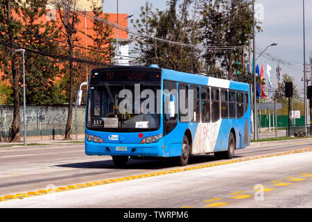 SANTIAGO, CHILE - Oktober 2015: transantiago Bus in der Nähe von Colo-Colo monumentalen Stadion Stockfoto