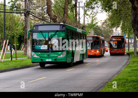 SANTIAGO, CHILE - Oktober 2015: transantiago Busse auf einem schienenverteiler Stockfoto